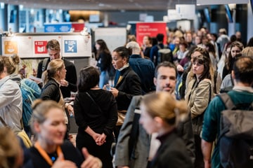 Visitors at a busy conference hall at Forum cinfo 2024. Visitors at a busy conference hall at Forum cinfo 2024.