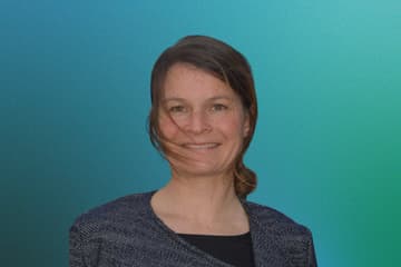 Portrait of Jasmina Neve Woman smiling with blue-green gradient background.